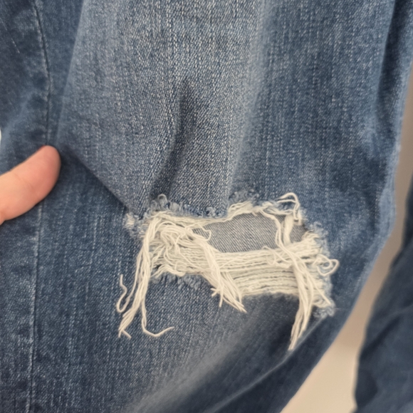 Distressed Women’s Jeans - Picture 5 of 8